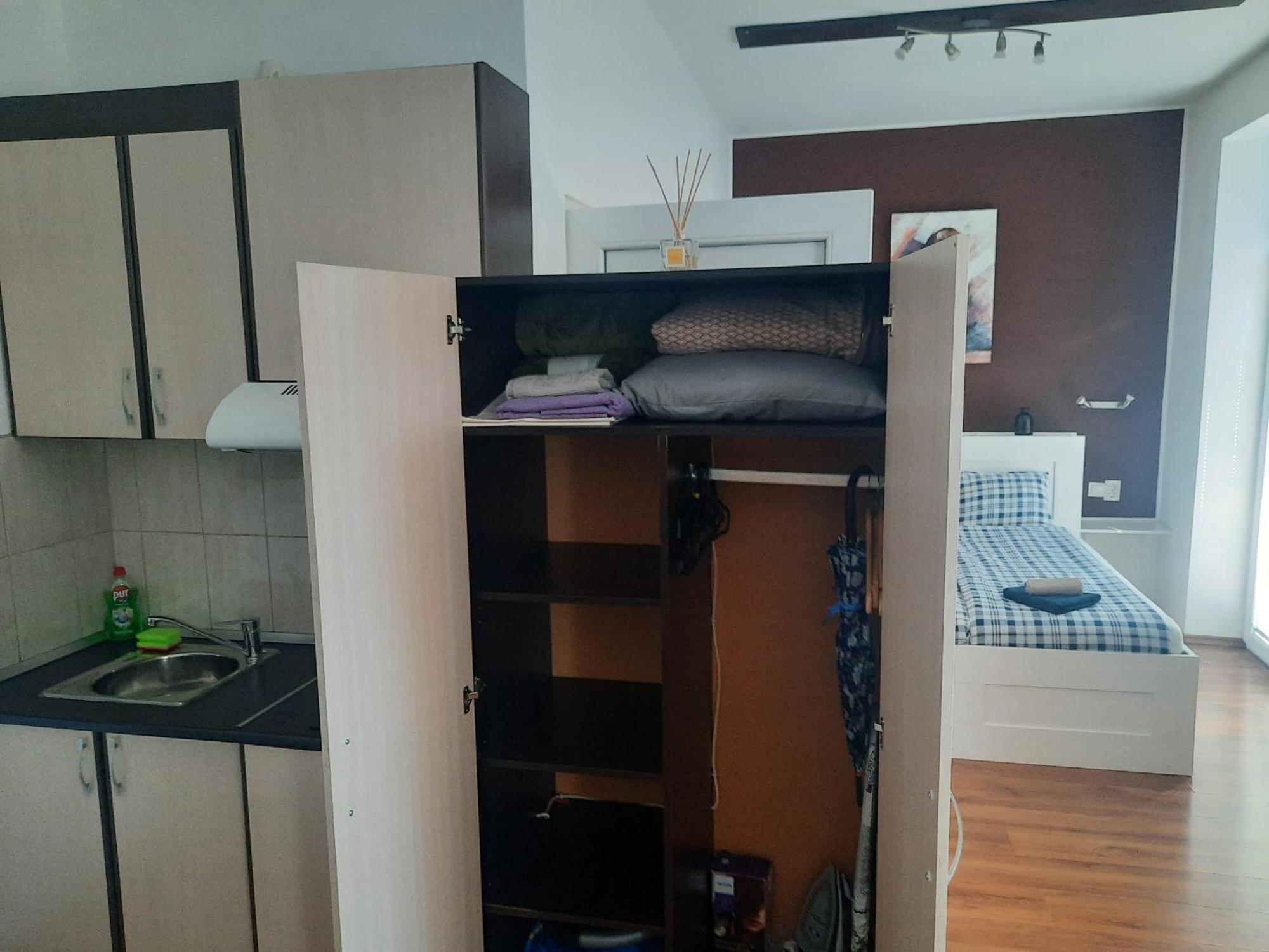 Studio Cathlyn Sofia Luaran gambar