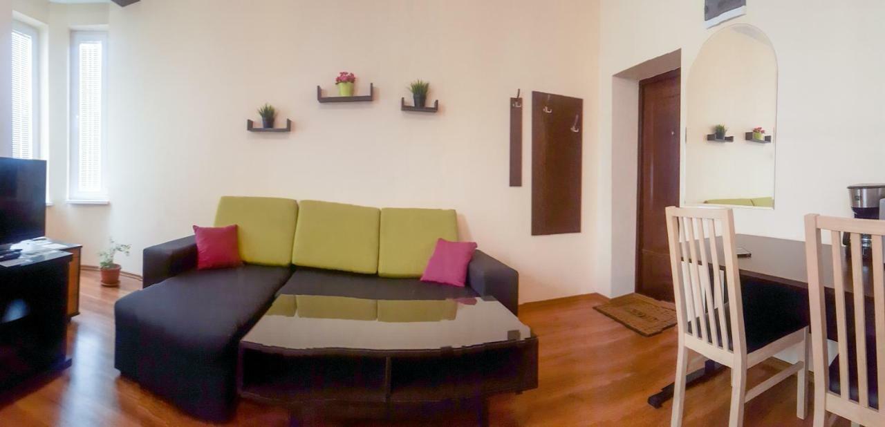 Studio Cathlyn Sofia Luaran gambar